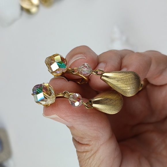 Vintage Style Gold Tone Crystal Like Glamorous Clip-on Earrings - Picture 3 of 10